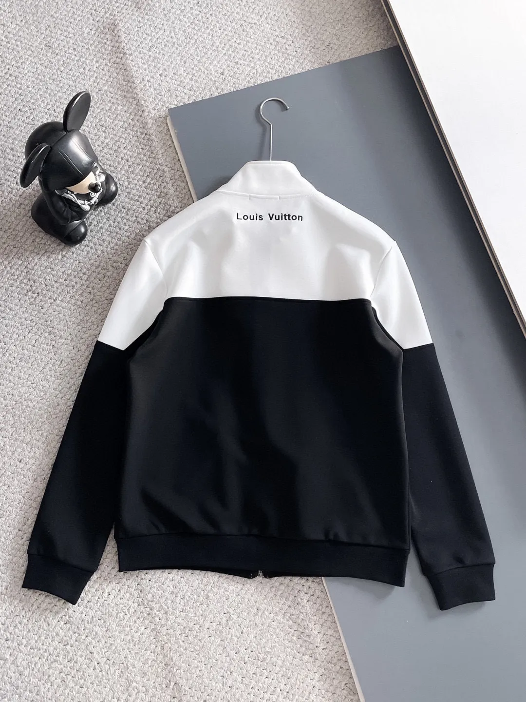 🅿️720 LV hot-selling suit is coming. Focus on the original version of the official website. 2025 new hot-selling cardigan suit. The original order is the best. 🇭🇰The meticulous work of top designers. It has a fitting and perfect upper body effect. All-natural high-quality Tencel Roman cotton 100%, close-fitting comfort, noble and elegant! Original hardware embodies elegance and nobility! Counter size: M-3XL (maximum wear up to 190 pounds)